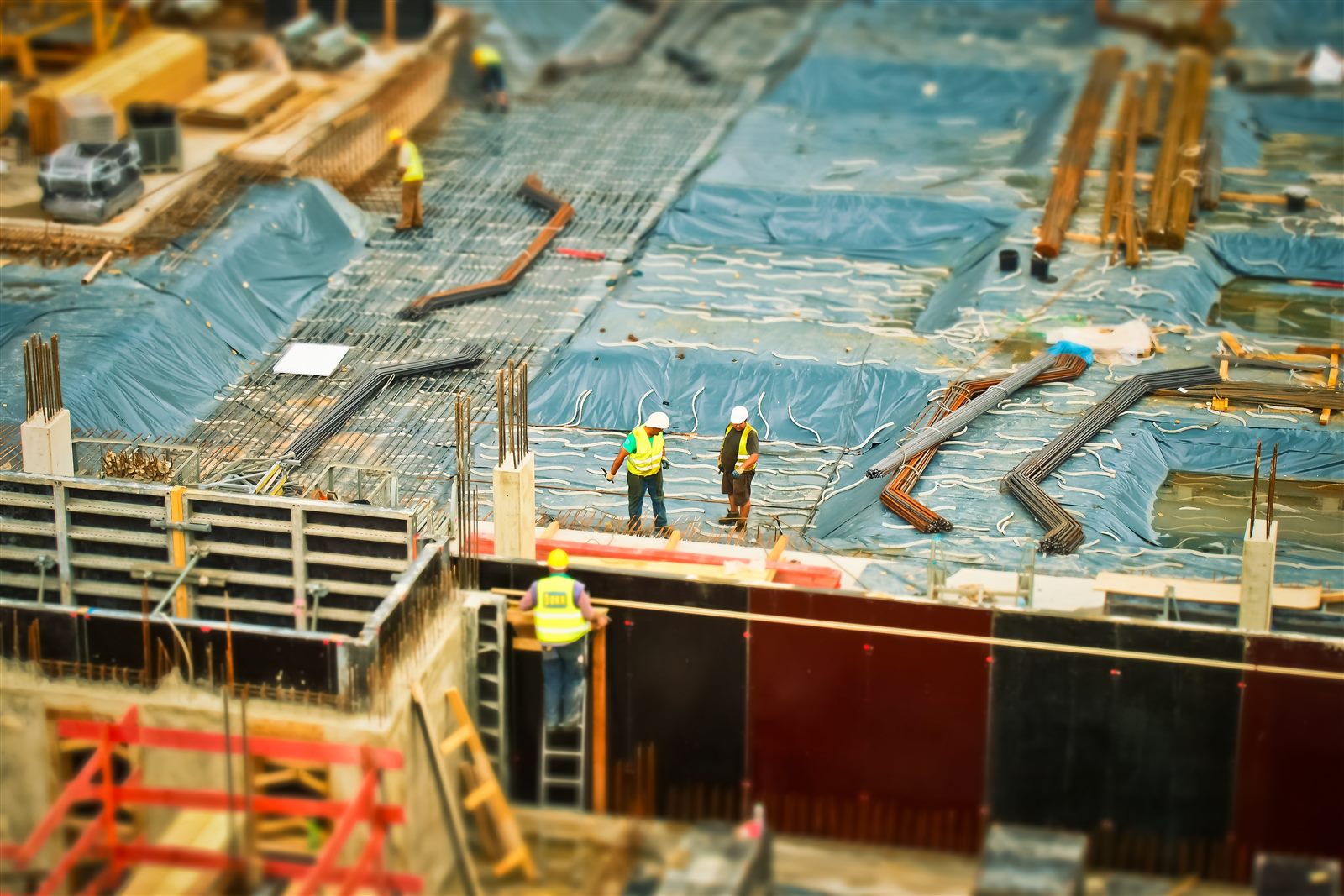 Aerial overview of a large structural asset for infrastructure inspection documentation